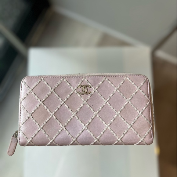 Chanel Pink Lambskin with white crisscross embroidery wallet - Picture 3 of 6
